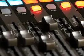 Närbild föreställande volymreglagen på ett mixerbord